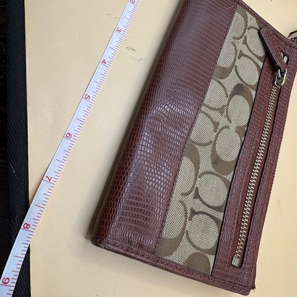brown signature c coach clutch - Picture 2 of 9